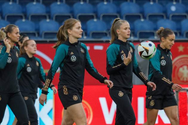 Duisburg, Deutschland 27. Oktober 2024: Fußball-Frauen-Nationalmannschaft - Abschlusstraining - Deutschland vs. Australien Im Bild: v.li. Sjoeke Nüsken Nuesken (Deutschland) und Vivien Endemann (Deutschland) DFB regulations prohibit any use of photographs as image sequences and or quasi-video Schauinsland Reisen Arena Niedersachsen Copyright: xFotostandx xFantinix