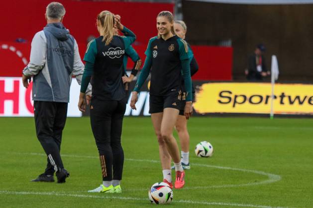 Duisburg, Deutschland 27. Oktober 2024: Fußball-Frauen-Nationalmannschaft - Abschlusstraining - Deutschland vs. Australien Im Bild: v.li. die Dritte Jule Brand (Deutschland) mit Cheftrainer Christian Wück Wueck (Deutschland), links im Bild DFB regulations prohibit any use of photographs as image sequences and or quasi-video Schauinsland Reisen Arena Niedersachsen Copyright: xFotostandx xFantinix