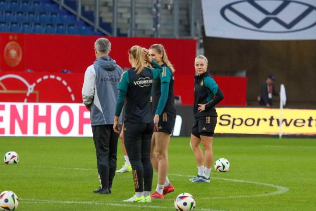 Duisburg, Deutschland 27. Oktober 2024: Fußball-Frauen-Nationalmannschaft - Abschlusstraining - Deutschland vs. Australien Im Bild: v.li. Cheftrainer Christian Wück Wueck (Deutschland), Janina Minge (Deutschland), Jule Brand (Deutschland) und Pia-Sophie Wolter (Deutschland) DFB regulations prohibit any use of photographs as image sequences and or quasi-video Schauinsland Reisen Arena Niedersachsen Copyright: xFotostandx xFantinix