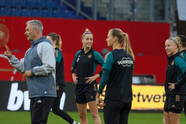 Duisburg, Deutschland 27. Oktober 2024: Fußball-Frauen-Nationalmannschaft - Abschlusstraining - Deutschland vs. Australien Im Bild: v.li. Cheftrainer Christian Wück Wueck (Deutschland) und Giulia Gwinn (Deutschland) lächelnd auf dem Spielfeld DFB regulations prohibit any use of photographs as image sequences and or quasi-video Schauinsland Reisen Arena Niedersachsen Copyright: xFotostandx xFantinix