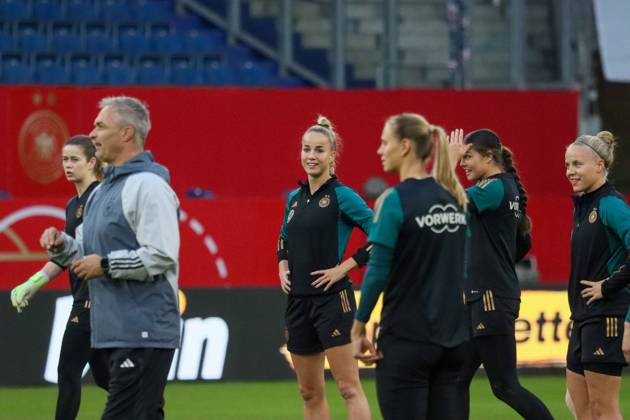 Duisburg, Deutschland 27. Oktober 2024: Fußball-Frauen-Nationalmannschaft - Abschlusstraining - Deutschland vs. Australien Im Bild: v.li. Cheftrainer Christian Wück Wueck (Deutschland) und Giulia Gwinn (Deutschland) lächelnd auf dem Spielfeld DFB regulations prohibit any use of photographs as image sequences and or quasi-video Schauinsland Reisen Arena Niedersachsen Copyright: xFotostandx xFantinix