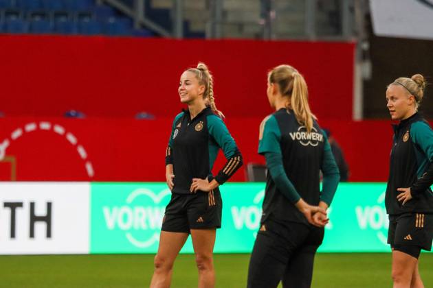 Duisburg, Deutschland 27. Oktober 2024: Fußball-Frauen-Nationalmannschaft - Abschlusstraining - Deutschland vs. Australien Im Bild: v.li. Giulia Gwinn (Deutschland) und Pia-Sophie Wolter (Deutschland) lächelnd auf dem Spielfeld DFB regulations prohibit any use of photographs as image sequences and or quasi-video Schauinsland Reisen Arena Niedersachsen Copyright: xFotostandx xFantinix
