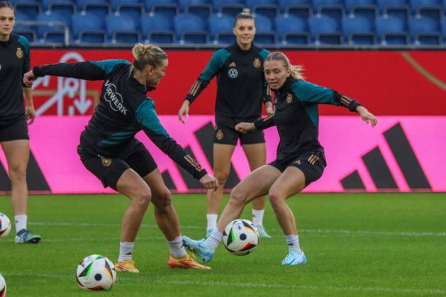 Duisburg, Deutschland 27. Oktober 2024: Fußball-Frauen-Nationalmannschaft - Abschlusstraining - Deutschland vs. Australien Im Bild: v.li. im Zweikampf Alexandra Popp (Deutschland) und Elisa Senß Senss (Deutschland) beim Abschlusstraining in Duisburg DFB regulations prohibit any use of photographs as image sequences and or quasi-video Schauinsland Reisen Arena Niedersachsen Copyright: xFotostandx xFantinix