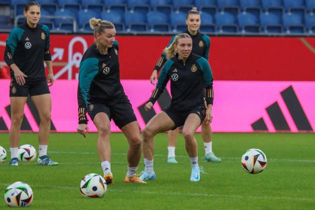 Duisburg, Deutschland 27. Oktober 2024: Fußball-Frauen-Nationalmannschaft - Abschlusstraining - Deutschland vs. Australien Im Bild: v.li. im Zweikampf Alexandra Popp (Deutschland) und Elisa Senß Senss (Deutschland) beim Abschlusstraining in Duisburg DFB regulations prohibit any use of photographs as image sequences and or quasi-video Schauinsland Reisen Arena Niedersachsen Copyright: xFotostandx xFantinix