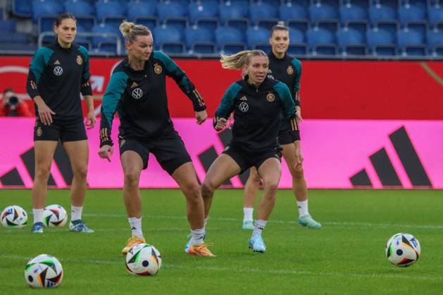 Duisburg, Deutschland 27. Oktober 2024: Fußball-Frauen-Nationalmannschaft - Abschlusstraining - Deutschland vs. Australien Im Bild: v.li. im Zweikampf Alexandra Popp (Deutschland) und Elisa Senß Senss (Deutschland) beim Abschlusstraining in Duisburg DFB regulations prohibit any use of photographs as image sequences and or quasi-video Schauinsland Reisen Arena Niedersachsen Copyright: xFotostandx xFantinix