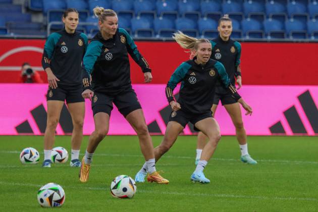 Duisburg, Deutschland 27. Oktober 2024: Fußball-Frauen-Nationalmannschaft - Abschlusstraining - Deutschland vs. Australien Im Bild: v.li. im Zweikampf Alexandra Popp (Deutschland) und Elisa Senß Senss (Deutschland) beim Abschlusstraining in Duisburg DFB regulations prohibit any use of photographs as image sequences and or quasi-video Schauinsland Reisen Arena Niedersachsen Copyright: xFotostandx xFantinix