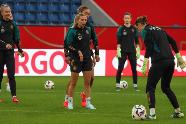 Duisburg, Deutschland 27. Oktober 2024: Fußball-Frauen-Nationalmannschaft - Abschlusstraining - Deutschland vs. Australien Im Bild: v.li. Vivien Endemann (Deutschland), Elisa Senß Senss (Deutschland) und Torhüterin Ann-Katrin Berger (Deutschland) DFB regulations prohibit any use of photographs as image sequences and or quasi-video Schauinsland Reisen Arena Niedersachsen Copyright: xFotostandx xFantinix