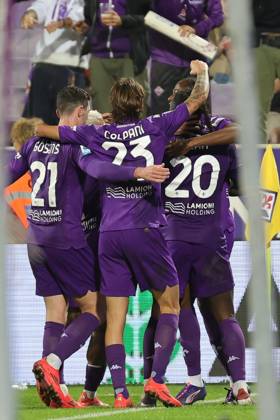 ACF Fiorentina v AS Roma - Campionato Serie A Christian Kouame of ACF Fiorentina celebrates after scoring his team s goal during the Italian Serie A football match between ACF Fiorentina and AS Roma ,on October 27,2024 at the Artemio-Franchi stadium in Florence. Firenze FI Italy Copyright: xAndreaxMartinix originalFilename:martini-acffiore241027_npA4G