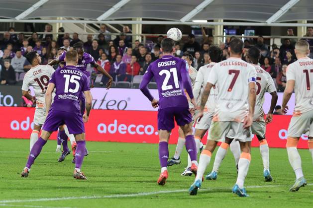 ACF Fiorentina v AS Roma - Campionato Serie A Christian Kouame of ACF Fiorentina controls the ball during the Italian Serie A football match between ACF Fiorentina and AS Roma ,on October 27,2024 at the Artemio-Franchi stadium in Florence. Firenze FI Italy Copyright: xAndreaxMartinix originalFilename:martini-acffiore241027_npAjd