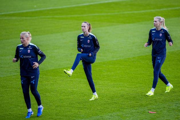 Football, training with the Norwegian womens national team Oslo 20241028 Guro Bergsvand, Caroline Graham Hansen and Ada Stolsmo Hegerberg during a training session with the womens national football team at Ullevaal Stadium Photo Fredrik Varfjell NTB Oslo Norway EDITORIAL USE ONLY RESTRICTED USE FOR BETTING COMPANIES Copyright: xFredrikxVarfjellx xNTBx