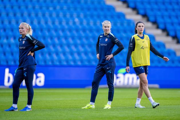Football, training with the Norwegian womens national team Oslo 20241028 Guro Bergsvand, Ada Stolsmo Hegerberg and Ingvild Syrstad Engen during a training session with the womens national football team at Ullevaal Stadium Photo Fredrik Varfjell NTB Oslo Norway EDITORIAL USE ONLY RESTRICTED USE FOR BETTING COMPANIES Copyright: xFredrikxVarfjellx xNTBx
