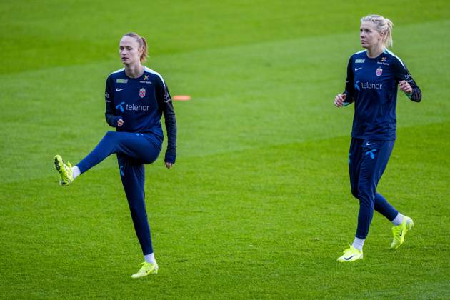 Football, training with the Norwegian womens national team Oslo 20241028 Caroline Graham Hansen and Ada Stolsmo Hegerberg during a training session with the womens national football team at Ullevaal Stadium Photo Fredrik Varfjell NTB Oslo Norway EDITORIAL USE ONLY RESTRICTED USE FOR BETTING COMPANIES Copyright: xFredrikxVarfjellx xNTBx