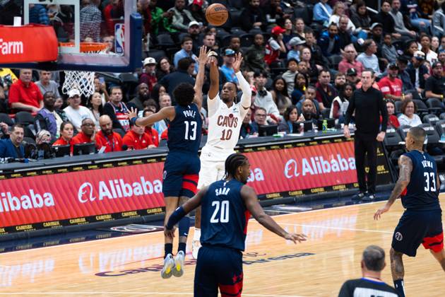 October 26, 2024, Washington, District of Columbia, USA: Darius Garland 10 of the Cleveland Cavaliers shoots a three point basket during the game against the Washington Wizards, at Capital One Arena. Washington USA - ZUMA 20241026_mda_s352_096 Copyright: xSabinaxShyshx