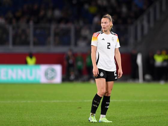 Sarai Linder (Germany) schaut waehrend des Frauen-Laenderspiels zwischen Deutschland und Australien, Schauinsland-Reisen-Arena am 28. October 2024 in Duisburg, Deutschland. (Foto von Ralf Treese DeFodi Images) +++ Sarai Linder (Germany) schaut during the Women s International Friendly, Länderspiel, Nationalmannschaft match between Germany and Australia at Schauinsland-Reisen-Arena on October 28, 2024 in Duisburg, Germany. not used in POL SRB CRO FRA GBR NED ITA USA Defodi-521_GERAUS20241028_052