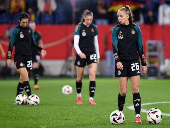 Vivien Endemann (Germany) schaut waehrend des Frauen-Laenderspiels zwischen Deutschland und Australien, Schauinsland-Reisen-Arena am 28. October 2024 in Duisburg, Deutschland. (Foto von Ralf Treese DeFodi Images) +++ Vivien Endemann (Germany) schaut during the Women s International Friendly, Länderspiel, Nationalmannschaft match between Germany and Australia at Schauinsland-Reisen-Arena on October 28, 2024 in Duisburg, Germany. not used in POL SRB CRO FRA GBR NED ITA USA Defodi-521_GERAUS20241028_060