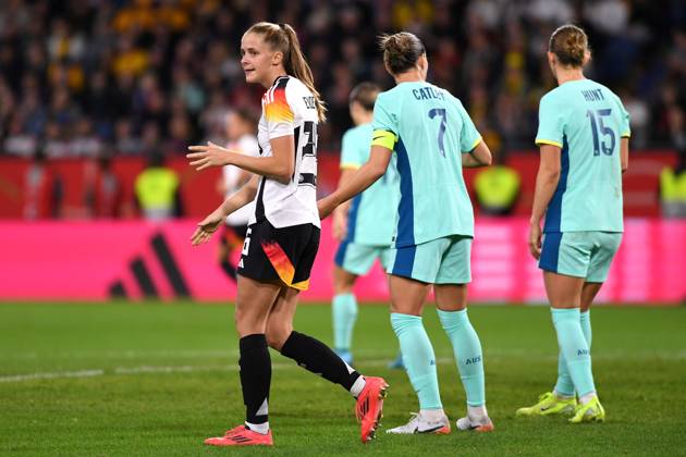 Vivien Endemann (Germany) schaut waehrend des Frauen-Laenderspiels zwischen Deutschland und Australien, Schauinsland-Reisen-Arena am 28. October 2024 in Duisburg, Deutschland. (Foto von Ralf Treese DeFodi Images) +++ Vivien Endemann (Germany) schaut during the Women s International Friendly, Länderspiel, Nationalmannschaft match between Germany and Australia at Schauinsland-Reisen-Arena on October 28, 2024 in Duisburg, Germany. not used in POL SRB CRO FRA GBR NED ITA USA Defodi-521_GERAUS20241028_099