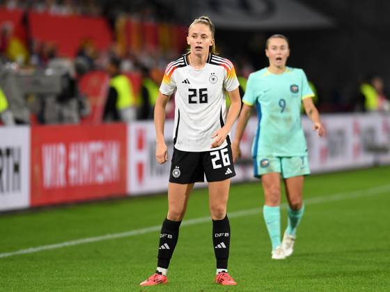 Vivien Endemann (Germany) schaut waehrend des Frauen-Laenderspiels zwischen Deutschland und Australien, Schauinsland-Reisen-Arena am 28. October 2024 in Duisburg, Deutschland. (Foto von Ralf Treese DeFodi Images) +++ Vivien Endemann (Germany) schaut during the Women s International Friendly, Länderspiel, Nationalmannschaft match between Germany and Australia at Schauinsland-Reisen-Arena on October 28, 2024 in Duisburg, Germany. not used in POL SRB CRO FRA GBR NED ITA USA Defodi-521_GERAUS20241028_109