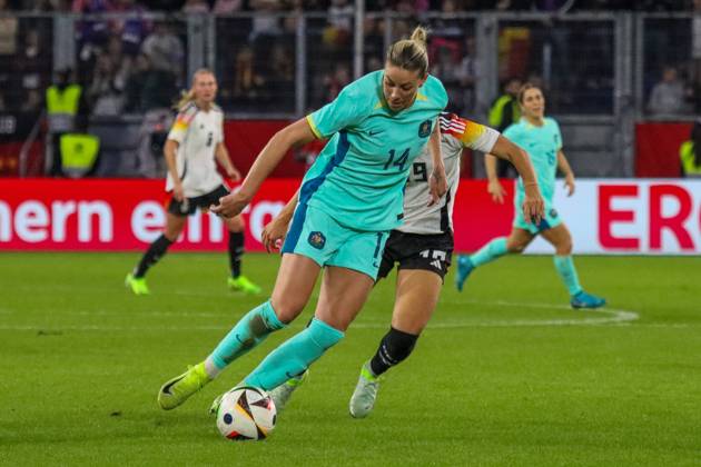Duisburg, Deutschland 28. Oktober 2024: Testspiel - Fußball-Frauen-Nationalmannschaft - Deutschland vs. Australien Im Bild: v.li. im Zweikampf Alanna Kennedy (Australien) und Klara Bühl Buehl (Deutschland) DFB regulations prohibit any use of photographs as image sequences and or quasi-video Schauinsland Reisen Arena Niedersachsen Copyright: xFotostandx xFantinix