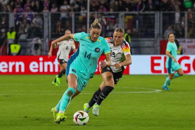 Duisburg, Deutschland 28. Oktober 2024: Testspiel - Fußball-Frauen-Nationalmannschaft - Deutschland vs. Australien Im Bild: v.li. im Zweikampf Alanna Kennedy (Australien) und Klara Bühl Buehl (Deutschland) DFB regulations prohibit any use of photographs as image sequences and or quasi-video Schauinsland Reisen Arena Niedersachsen Copyright: xFotostandx xFantinix