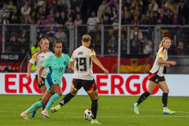 Duisburg, Deutschland 28. Oktober 2024: Testspiel - Fußball-Frauen-Nationalmannschaft - Deutschland vs. Australien Im Bild: v.li. im Zweikampf Lisanne Gräwe Graewe (Deutschland), Mary Fowler (Australien) und Klara Bühl Buehl (Deutschland) DFB regulations prohibit any use of photographs as image sequences and or quasi-video Schauinsland Reisen Arena Niedersachsen Copyright: xFotostandx xFantinix