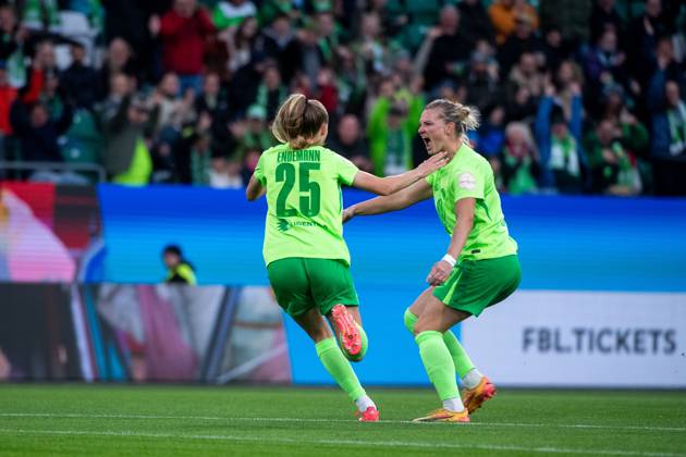 Vivien Endemann (VfL Wolfsburg, 25), Alexandra Popp (VfL Wolfsburg, 11) jubeln ueber das Tor zum 1:0, GER, VfL Wolfsburg vs FC Bayern Muenchen, Fussball Google Pixel Frauen Bundesliga, 6. Spieltag, Saison 2024 2025, 12.10.2024 DFB regulations prohibit any use of photographs as image sequences and or quasi-video GER, VfL Wolfsburg vs FC Bayern Muenchen, Fussball Google Pixel Frauen Bundesliga, 6. Spieltag, Saison 2024 2025, 12.10.2024 Wolfsburg Copyright: xEibner-Pressefoto Memmlerx EP_MMR