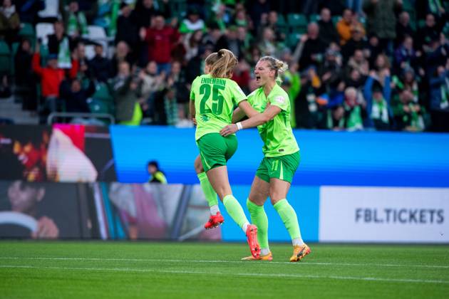 Vivien Endemann (VfL Wolfsburg, 25), Alexandra Popp (VfL Wolfsburg, 11) jubeln ueber das Tor zum 1:0, GER, VfL Wolfsburg vs FC Bayern Muenchen, Fussball Google Pixel Frauen Bundesliga, 6. Spieltag, Saison 2024 2025, 12.10.2024 DFB regulations prohibit any use of photographs as image sequences and or quasi-video GER, VfL Wolfsburg vs FC Bayern Muenchen, Fussball Google Pixel Frauen Bundesliga, 6. Spieltag, Saison 2024 2025, 12.10.2024 Wolfsburg Copyright: xEibner-Pressefoto Memmlerx EP_MMR