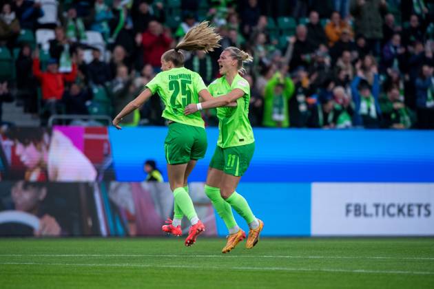 Vivien Endemann (VfL Wolfsburg, 25), Alexandra Popp (VfL Wolfsburg, 11) jubeln ueber das Tor zum 1:0, GER, VfL Wolfsburg vs FC Bayern Muenchen, Fussball Google Pixel Frauen Bundesliga, 6. Spieltag, Saison 2024 2025, 12.10.2024 DFB regulations prohibit any use of photographs as image sequences and or quasi-video GER, VfL Wolfsburg vs FC Bayern Muenchen, Fussball Google Pixel Frauen Bundesliga, 6. Spieltag, Saison 2024 2025, 12.10.2024 Wolfsburg Copyright: xEibner-Pressefoto Memmlerx EP_MMR