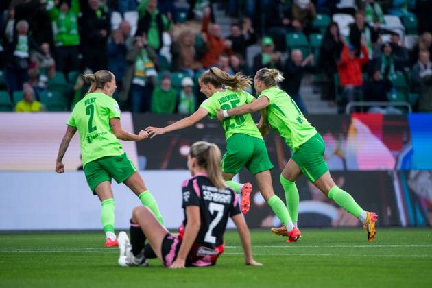Vivien Endemann (VfL Wolfsburg, 25), Alexandra Popp (VfL Wolfsburg, 11), Lynn Wilms (VfL Wolfsburg, 02) jubeln ueber das Tor zum 1:0, Linda Sembrant (FC Bayern Muenchen, 02) aergert sich, GER, VfL Wolfsburg vs FC Bayern Muenchen, Fussball Google Pixel Frauen Bundesliga, 6. Spieltag, Saison 2024 2025, 12.10.2024 DFB regulations prohibit any use of photographs as image sequences and or quasi-video GER, VfL Wolfsburg vs FC Bayern Muenchen, Fussball Google Pixel Frauen Bundesliga, 6. Spieltag, Saison 2024 2025, 12.10.2024 Wolfsburg Copyright: xEibner-Pressefoto Memmlerx EP_MMR