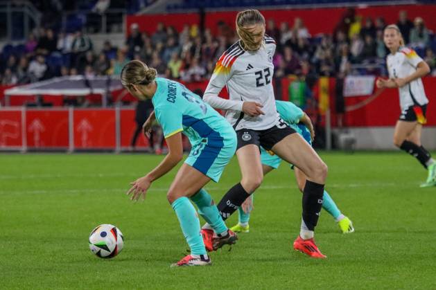 Duisburg, Deutschland 28. Oktober 2024: Testspiel - Fußball-Frauen-Nationalmannschaft - Deutschland vs. Australien Im Bild: v.li. im Zweikampf Kyra Cooney-Cross (Australien) und Jule Brand (Deutschland) DFB regulations prohibit any use of photographs as image sequences and or quasi-video Schauinsland Reisen Arena Niedersachsen Copyright: xFotostandx xFantinix