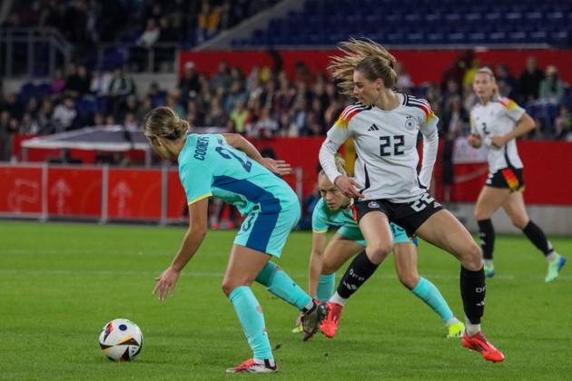 Duisburg, Deutschland 28. Oktober 2024: Testspiel - Fußball-Frauen-Nationalmannschaft - Deutschland vs. Australien Im Bild: v.li. im Zweikampf Kyra Cooney-Cross (Australien) und Jule Brand (Deutschland) DFB regulations prohibit any use of photographs as image sequences and or quasi-video Schauinsland Reisen Arena Niedersachsen Copyright: xFotostandx xFantinix