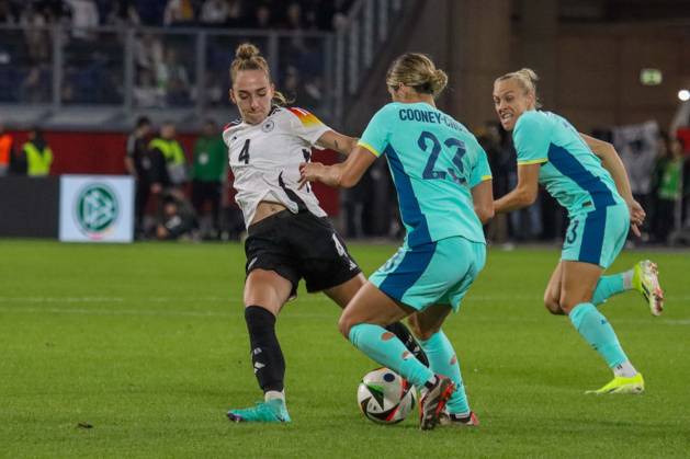 Duisburg, Deutschland 28. Oktober 2024: Testspiel - Fußball-Frauen-Nationalmannschaft - Deutschland vs. Australien Im Bild: v.li. im Zweikampf Sophie Kleinherne (Deutschland) und Kyra Cooney-Cross (Australien) DFB regulations prohibit any use of photographs as image sequences and or quasi-video Schauinsland Reisen Arena Niedersachsen Copyright: xFotostandx xFantinix