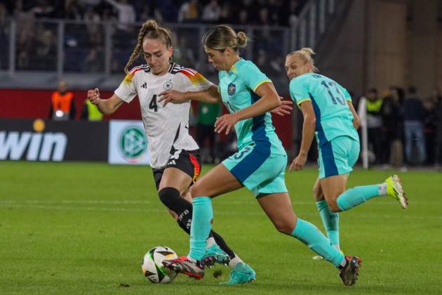 Duisburg, Deutschland 28. Oktober 2024: Testspiel - Fußball-Frauen-Nationalmannschaft - Deutschland vs. Australien Im Bild: v.li. im Zweikampf Sophie Kleinherne (Deutschland) und Kyra Cooney-Cross (Australien) DFB regulations prohibit any use of photographs as image sequences and or quasi-video Schauinsland Reisen Arena Niedersachsen Copyright: xFotostandx xFantinix