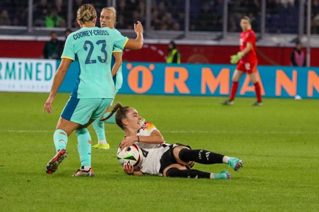 Duisburg, Deutschland 28. Oktober 2024: Testspiel - Fußball-Frauen-Nationalmannschaft - Deutschland vs. Australien Im Bild: v.li. im Zweikampf Kyra Cooney-Cross (Australien) und Sophie Kleinherne (Deutschland), auf dem Spielfeld liegend DFB regulations prohibit any use of photographs as image sequences and or quasi-video Schauinsland Reisen Arena Niedersachsen Copyright: xFotostandx xFantinix