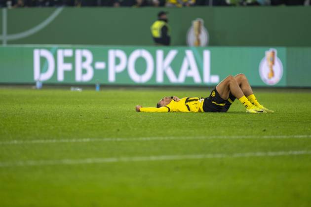 Bilder des Jahres 2024, Sport 10 Oktober 29.10.2024: Fußball: DFB-Pokal, 2. Runde, VfL Wolfsburg - Borussia Dortmund in der Volkswagen Arena. Dortmunds Felix Nmecha liegt enttäuscht auf dem Rasen. Wichtiger Hinweis: Gemaess den Vorgaben der DFL Deutsche Fussball Liga bzw. des DFB Deutscher Fussball-Bund ist es untersagt, in dem Stadion und oder vom Spiel angefertigte Fotoaufnahmen in Form von Sequenzbildern und oder videoaehnlichen Fotostrecken zu verwerten bzw. verwerten zu lassen. Copyright: xDavidxInderliedx