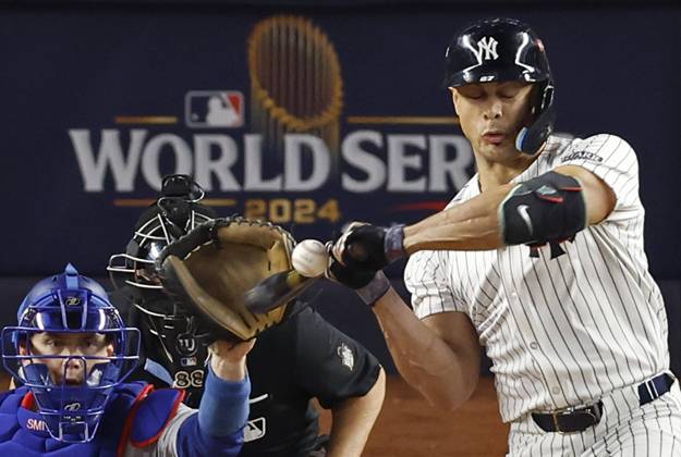 New York Yankees Giancarlo Stanton is hit on the hand by a foul tip in the third inning against the Los Angles Dodgers in game four of the MLB, Baseball Herren, USA World Series at Yankee Stadium in New York City on Tuesday, October 29, 2024.  NYP202410293021 JOHNxANGELILLO