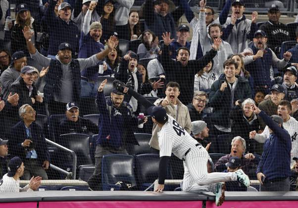 Fans cheer after New York Yankees first baseman Anthony Rizzo climbs the wall and catches a foul ball from Los Angeles Dodgers Teoscar Hernandez in the fifth inning in game four of the MLB, Baseball Herren, USA World Series at Yankee Stadium in New York City on Tuesday, October 29, 2024.  NYP20241029903 JOHNxANGELILLO