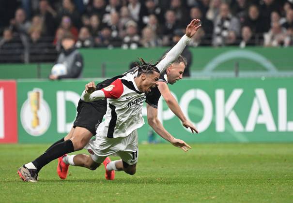30.10.2024, xjhx, Fussball DFB Pokal 2.Runde, Eintracht Frankfurt - Borussia Mönchengladbach emspor, v.l. Marvin Friedrich (Borussia Mönchengladbach), Hugo Ekitike (Eintracht Frankfurt) (DFL DFB REGULATIONS PROHIBIT ANY USE OF PHOTOGRAPHS as IMAGE SEQUENCES and or QUASI-VIDEO) Frankfurt am Main