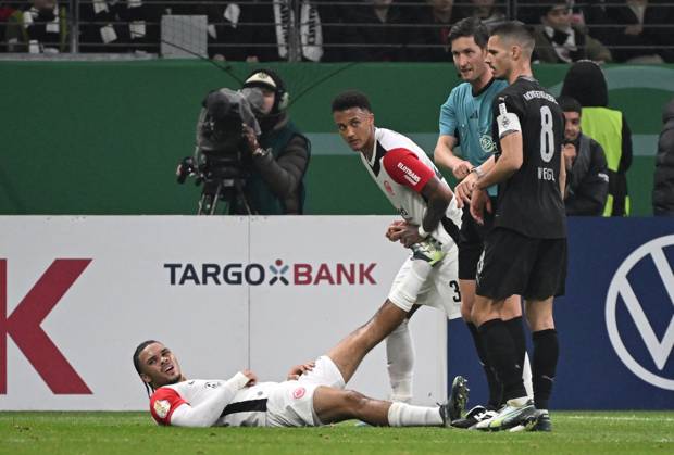 30.10.2024, xjhx, Fussball DFB Pokal 2.Runde, Eintracht Frankfurt - Borussia Mönchengladbach emspor, v.l. Nnamdi Collins (Eintracht Frankfurt), Tuta (Eintracht Frankfurt) (DFL DFB REGULATIONS PROHIBIT ANY USE OF PHOTOGRAPHS as IMAGE SEQUENCES and or QUASI-VIDEO) Frankfurt am Main