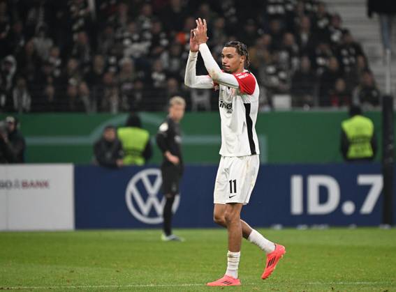 30.10.2024, xjhx, Fussball DFB Pokal 2.Runde, Eintracht Frankfurt - Borussia Mönchengladbach emspor, v.l. Hugo Ekitike (Eintracht Frankfurt) bedankt bedanken sich bei den Fans (DFL DFB REGULATIONS PROHIBIT ANY USE OF PHOTOGRAPHS as IMAGE SEQUENCES and or QUASI-VIDEO) Frankfurt am Main