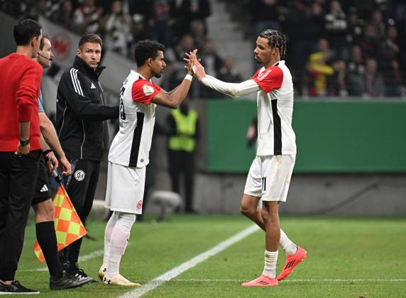 30.10.2024, xjhx, Fussball DFB Pokal 2.Runde, Eintracht Frankfurt - Borussia Mönchengladbach emspor, v.l. Ansgar Knauff (Eintracht Frankfurt), Hugo Ekitike (Eintracht Frankfurt) Auswechslung Einwechslung (DFL DFB REGULATIONS PROHIBIT ANY USE OF PHOTOGRAPHS as IMAGE SEQUENCES and or QUASI-VIDEO) Frankfurt am Main