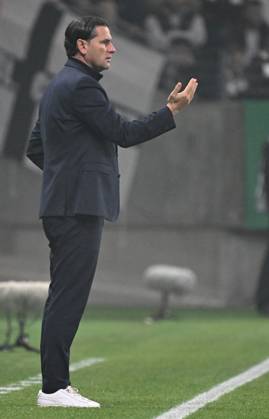 30.10.2024, xjhx, Fussball DFB Pokal 2.Runde, Eintracht Frankfurt - Borussia Mönchengladbach emspor, v.l. Trainer Gerardo Seoane (Borussia Mönchengladbach) gibt Anweisungen, gestikuliert, mit den Armen gestikulieren gives instructions, gesticulate (DFL DFB REGULATIONS PROHIBIT ANY USE OF PHOTOGRAPHS as IMAGE SEQUENCES and or QUASI-VIDEO) Frankfurt am Main