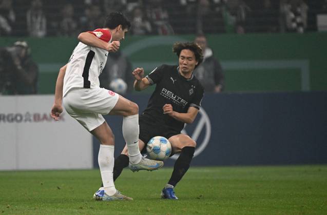 30.10.2024, xjhx, Fussball DFB Pokal 2.Runde, Eintracht Frankfurt - Borussia Mönchengladbach emspor, v.l. Igor Matanovic (Eintracht Frankfurt), Ko Itakura (Borussia Mönchengladbach) (DFL DFB REGULATIONS PROHIBIT ANY USE OF PHOTOGRAPHS as IMAGE SEQUENCES and or QUASI-VIDEO) Frankfurt am Main