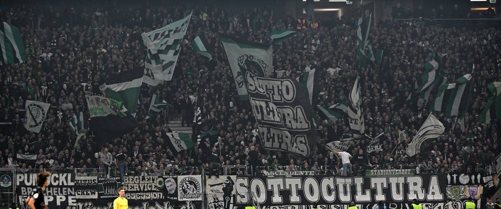 30.10.2024, xjhx, Fussball DFB Pokal 2.Runde, Eintracht Frankfurt - Borussia Mönchengladbach emspor, v.l. Borussia Mönchengladbach Fans Stimmung, Schals, Emotionen Jubel (DFL DFB REGULATIONS PROHIBIT ANY USE OF PHOTOGRAPHS as IMAGE SEQUENCES and or QUASI-VIDEO) Frankfurt am Main