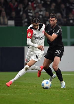 30.10.2024, xjhx, Fussball DFB Pokal 2.Runde, Eintracht Frankfurt - Borussia Mönchengladbach emspor, v.l. Hugo Ekitike (Eintracht Frankfurt), Luca Netz (Borussia Mönchengladbach) (DFL DFB REGULATIONS PROHIBIT ANY USE OF PHOTOGRAPHS as IMAGE SEQUENCES and or QUASI-VIDEO) Frankfurt am Main