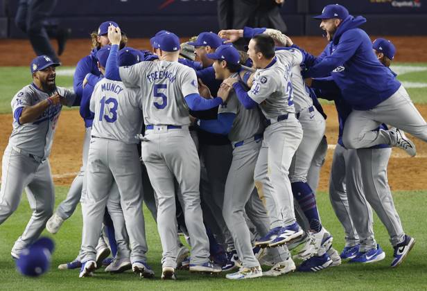 Bilder des Jahres 2024, Sport 10 Oktober Sport Bilder des Tages Los Angeles Dodgers players celebrate after beating the New York Yankees 7-6 in game five to win the MLB, Baseball Herren, USA World Series at Yankee Stadium in New York City on Wednesday, October 30, 2024. The Dodgers won the best-of-seven series 4-1.  NYP20241030337 JOHNxANGELILLO