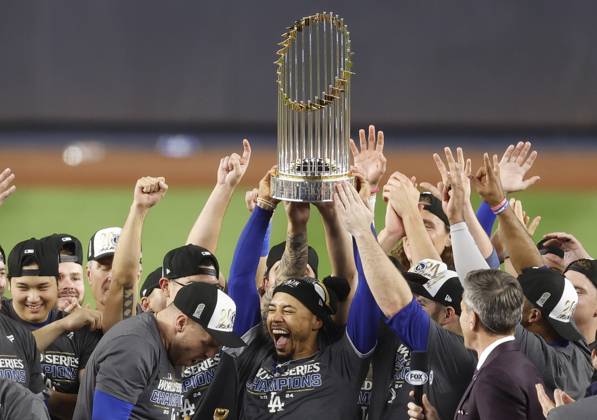 Sport Themen der Woche KW44 Bilder des Jahres 2024, Sport 10 Oktober Sport Bilder des Tages Los Angeles Dodgers Mookie Betts holds the Commissioner s Trophy after the Dodgers beat the New York Yankees to win the MLB, Baseball Herren, USA World Series at Yankee Stadium in New York City on Wednesday, October 30, 2024. The Dodgers won the best-of-seven series 4-1.  NYP20241030364 JOHNxANGELILLO
