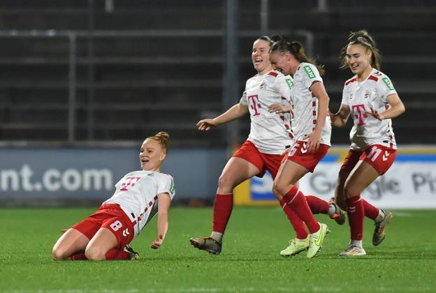 Bilder des Jahres 2024, Sport 11 November Sport Themen der Woche KW44 Sport Bilder des Tages Fußball Google Pixel Frauen-Bundesliga Saison 2024 2025 8. Spieltag: 1. FC Köln - Bayer 04 Leverkusen am 01.11.2024 im Franz-Kremer-Stadion in Köln Torjubel zum 1:1 durch Laura Vogt ( 1. FC Köln ), links DFB regulations prohibit any use of photographs as image sequences and or quasi-video. Nordrhein-Westfalen Deutschland