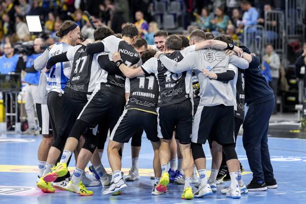 Spieler vom ThSV Eisenach, Jubel nach dem Schlusspfiff, Freude über den Sieg, Sieger, Gewinner, jubelt, jubeln, fröhlich, positiv, freut sich, freuen, optimistisch, Highlight, Action, Aktion, tanzen im Kreis, Teamkreis, Mannschaftskreis, 01.11.2024, Mannheim (Deutschland), Handball, Bundesliga, Rhein-Neckar Löwen - ThSV Eisenach