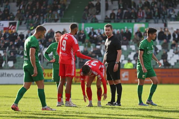 BSG Chemie Leipzig vs. Hallescher FC, Regionalliga Nordost, 02.11.24 Schiedsrichter Eugen Ostrin. Fußball, Regionalliga Nordost, Saison 2024 2025, 14. Spieltag: BSG Chemie Leipzig vs. Hallescher FC am 02.11.24 im Alfred-Kunze-Sportpark, Leipzig Leutzsch. Copyright: xBEAUTIFULxSPORTS JanxKaeferx