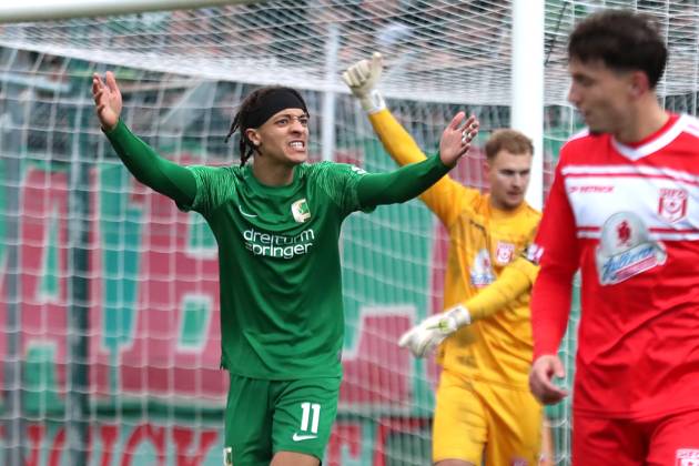 BSG Chemie Leipzig vs. Hallescher FC, Regionalliga Nordost, 02.11.24 Elias Oke (11, Chemie Leipzig) ist aufgebracht. Fußball, Regionalliga Nordost, Saison 2024 2025, 14. Spieltag: BSG Chemie Leipzig vs. Hallescher FC am 02.11.24 im Alfred-Kunze-Sportpark, Leipzig Leutzsch. Copyright: xBEAUTIFULxSPORTS JanxKaeferx